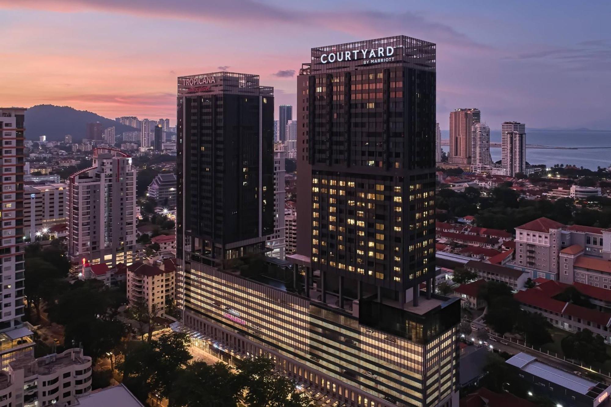 Отель Courtyard By Marriott Penang Джорджтаун Экстерьер фото